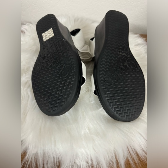 Like new Skechers sandals size 9 - Picture 4 of 6